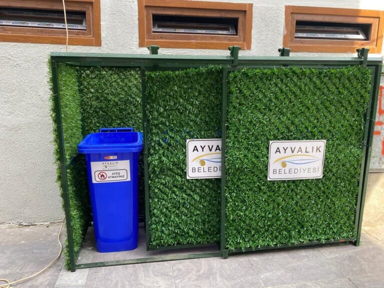 AYVALIK’IN ÇÖP KONTEYNERLERİ YEŞİLLENİYOR
