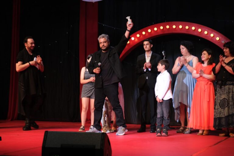 AYVALIK BELEDİYE TİYATROSU ÖDÜLLERİ TOPLAMAYA DEVAM EDİYOR