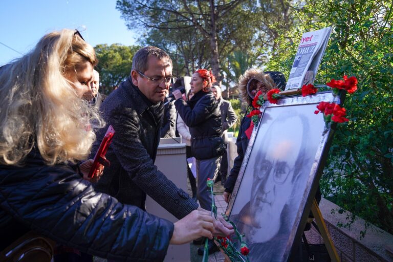 GAZETECİ-YAZAR UĞUR MUMCU 31. ÖLÜM YILDÖNÜMÜNDE AYVALIK’TAKİ EVİ ÖNÜNDE ANILDI