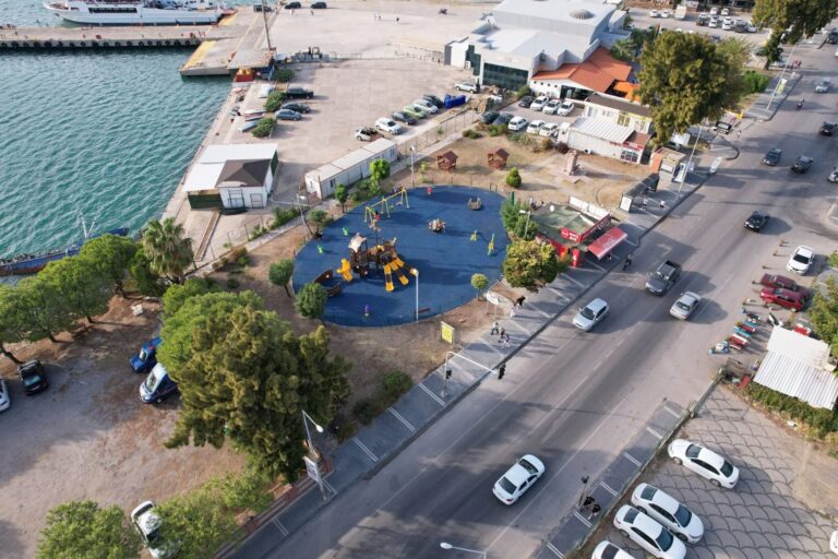 AYVALIK’TA PARK BAHÇELER VE FEN İŞLERİ MÜDÜRLÜKLERİ DURMAK BİLMİYOR