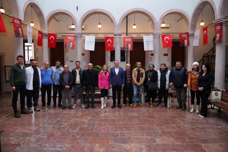 BAŞKAN MESUT ERGİN AYVALIKLI GAZETECİLERLE BULUŞTU