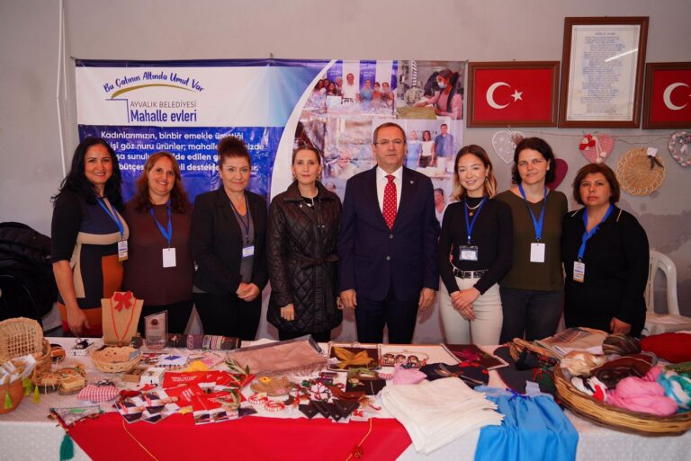 MAHALLEEVLERİ ÜRETİYOR, ÜRETTİKLERİNİ SATARAK AİLE BÜTÇESİNE KATKI SAĞLIYOR